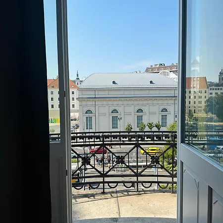 Deak Square, Luxury Anker Palace